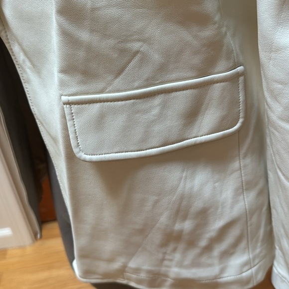White pleather Blazer size small - Picture 3 of 5